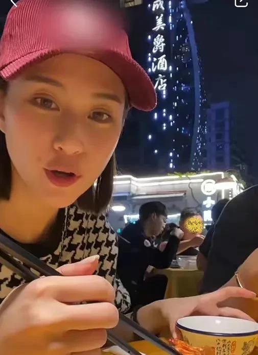 黑红小花在娱乐圈吃瓜,黑红小花吃瓜大揭秘